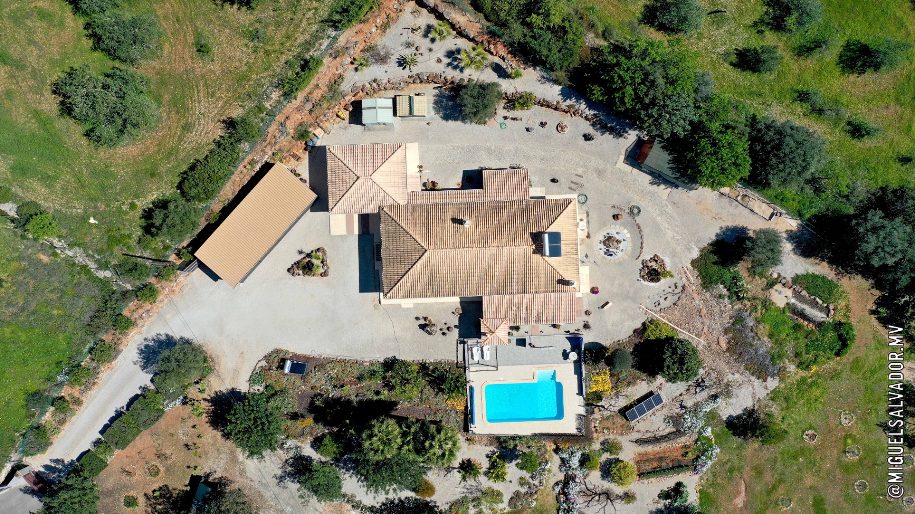 Gateiras — Moradia T3 térrea com piscina e amplo terreno — imagem 43