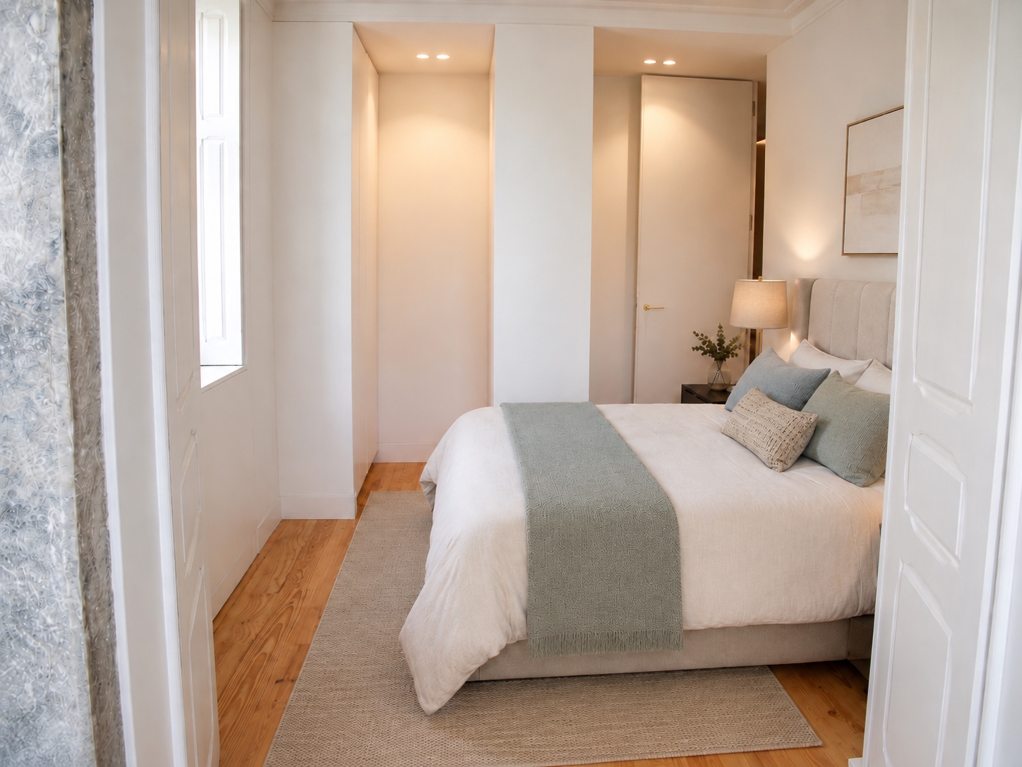 Quarto com roupeiros embutidos em branco
