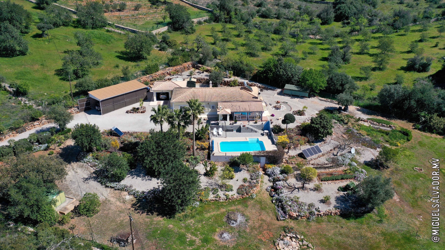 Gateiras — Moradia T3 térrea com piscina e amplo terreno — imagem 44